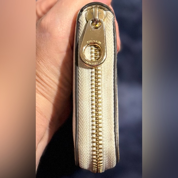 NWOT Coach Long Zip Around Wallet In Signature Canvas Gold/Light Khaki Chalk - Picture 4 of 13